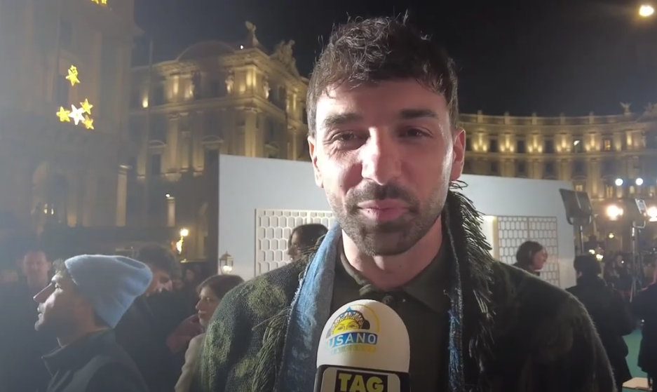 Raimondo Todaro sul red carpet di “Berlino”: “Festa ad Amici per Lorella Cuccarini a Sanremo” | VIDEO