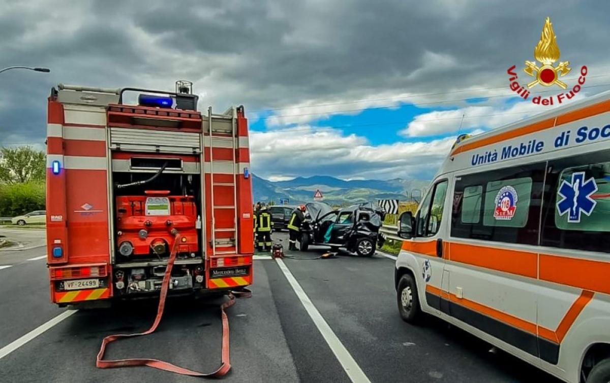 Giornate difficili per chi viaggia, tir ribaltato in A10 e incident…