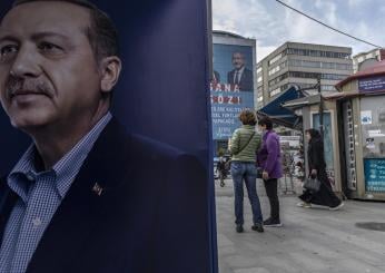 Turchia, disegna baffi su manifesto di Erdogan: 16enne arrestato