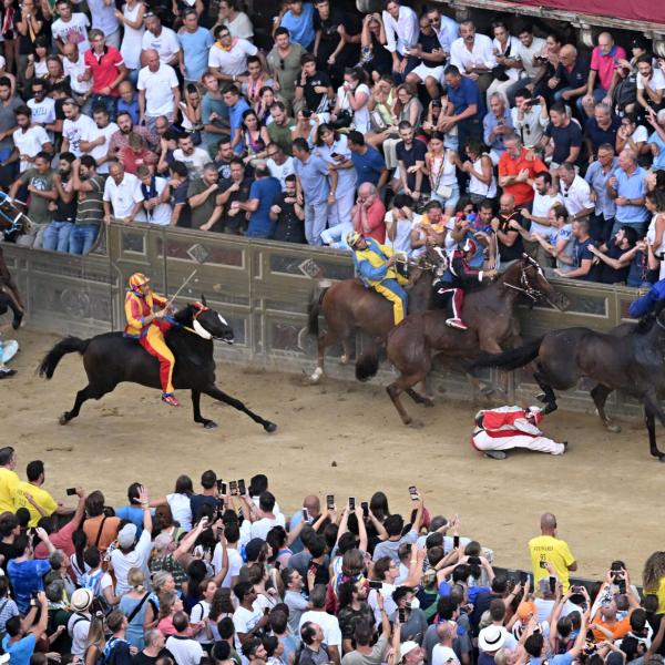 Palio di Siena 2023: data, orari, contrade, assegnazione dei cavalli. Dove vedere in tv e in streaming la tradizionale corsa