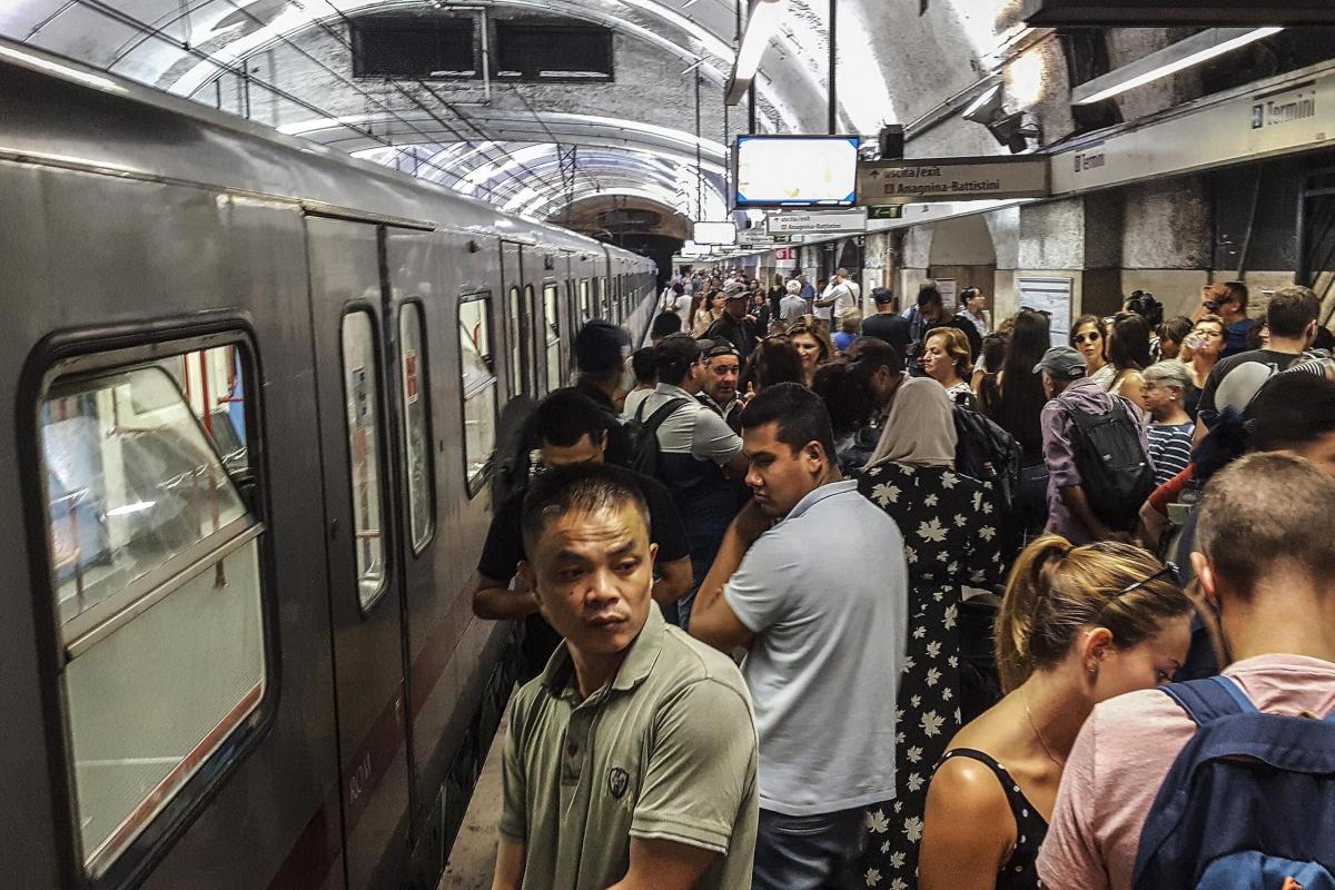 Roma, sulla Metro B continuano i furti: arrestate tre borseggiatrici