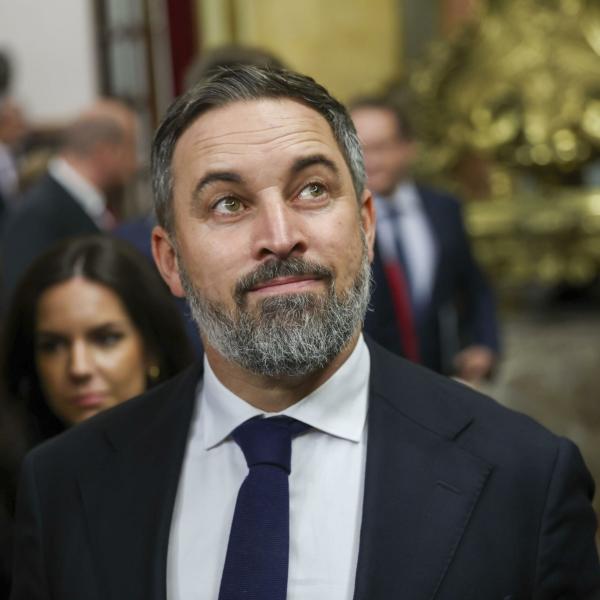 Spagna, le frasi shock del leader di Vox Santiago Abascal: “Un giorno Sanchez verrà impiccato per i piedi”, il premier spagnolo: “Sono parole d’odio”