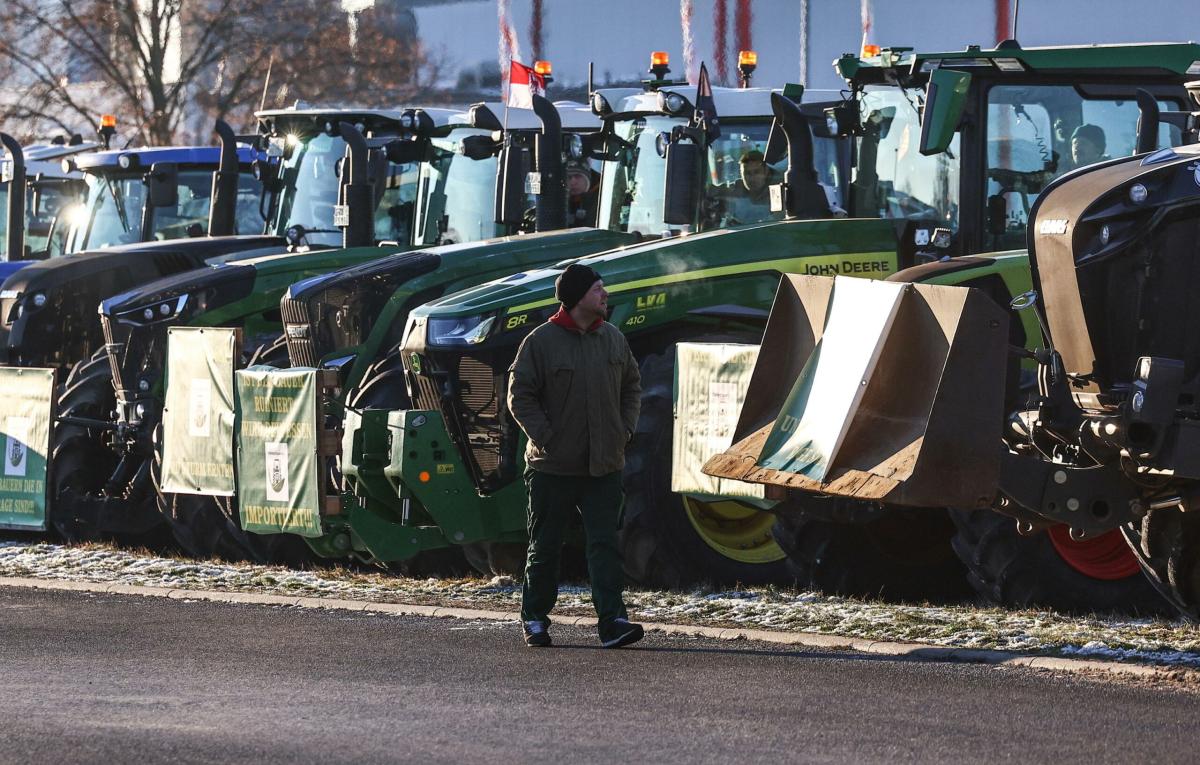 Germania, le proteste degli agricoltori agitano anche Von Der Leyen: “Capisco le loro ragioni ma serve dialogo”