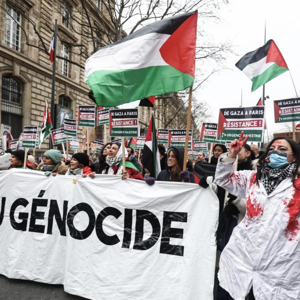 Francia, vietata manifestazione pro Palestina e contro l’islamofobia a Parigi: “Rischio cori antisemiti e scontri con le forze dell’ordine”