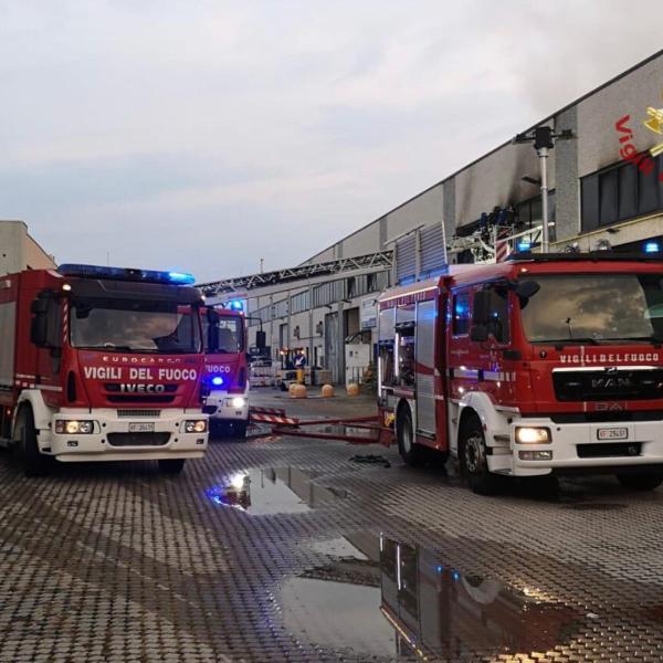 Varese, incendio in una ditta in via Basilico a Saronno: nessun ferito