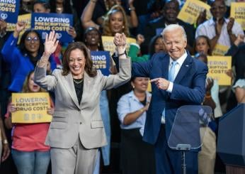 Joe Biden torna sul palco con Harris, nel mirino del presidente c’è Trump: “Come si chiama? Donald Dump”