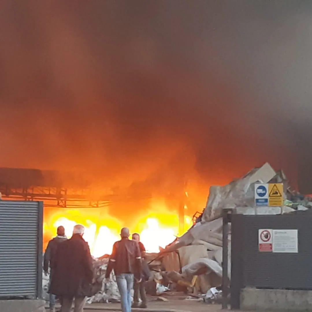 Roma, nuovo incendio a Primavalle, gente in strada per difendere le case dalle fiamme