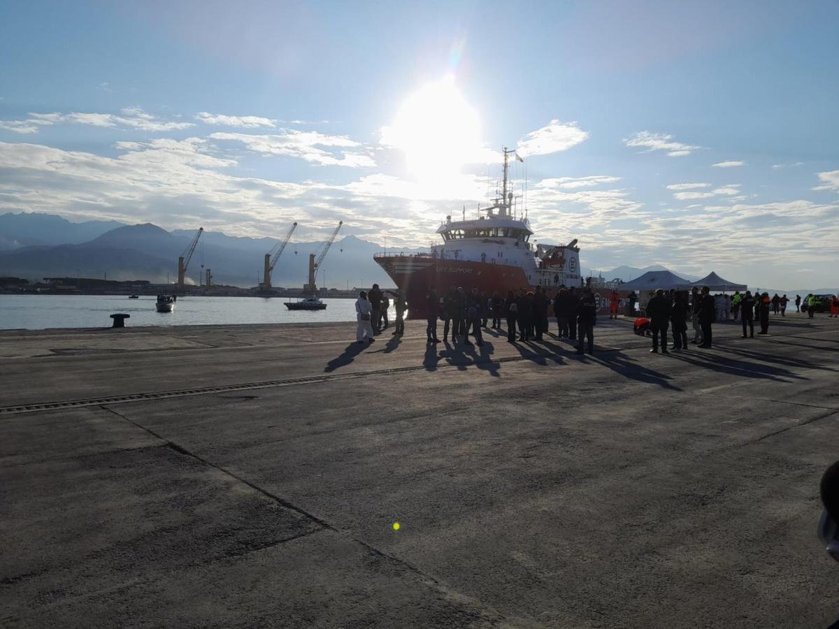 Migranti sbarcano a Marina di Carrara: oltre 260 persone a bordo della Ocean Viking, tra loro 37 minori