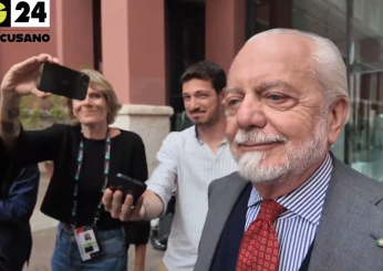 Napoli, il presidente De Laurentiis si fa un selfie con un tifoso juventino. E su Conte e Gasperini… | VIDEO