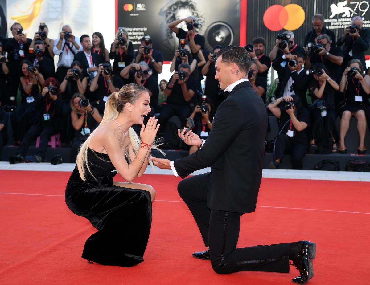 Sophie Codegoni e Alessandro Basciano si sposeranno: la proposta sull’ottavo red carpet di Venezia 79