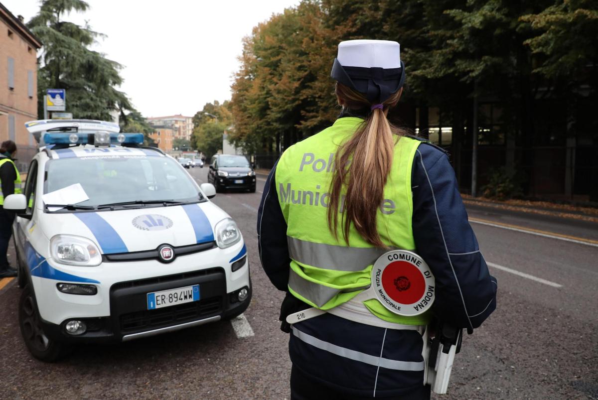 Firenze, auto dei vigili piomba sulla processione: 9 feriti tra cui…