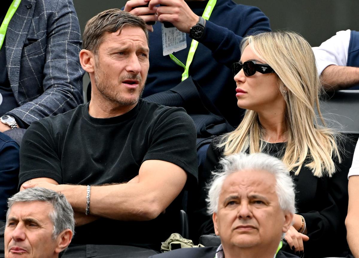 Totti e Noemi sempre più innamorati, insieme al mare e la dolce ded…