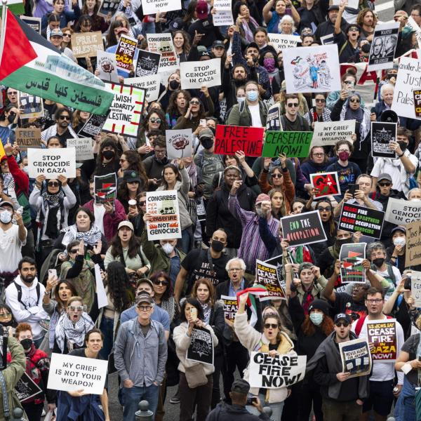 New York, sit-in di ‘Jewish Voice for Peace’ dopo il bombardamento a Gaza: 300 arresti