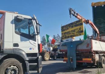 Proteste agricoltori, i trattori bloccano il casello di Orte: “Chiediamo un incontro con il governo”