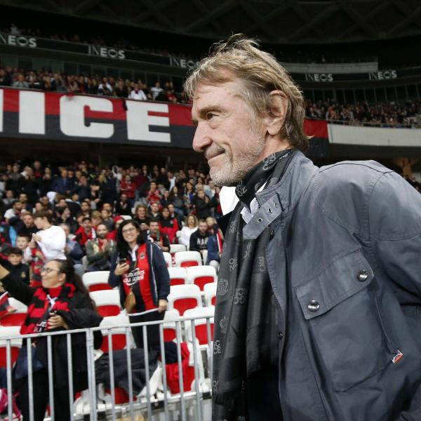 Manchester United, ufficiale l’ingresso di Jim Ratcliffe: l’imprenditore ha acquistato il 27% del club