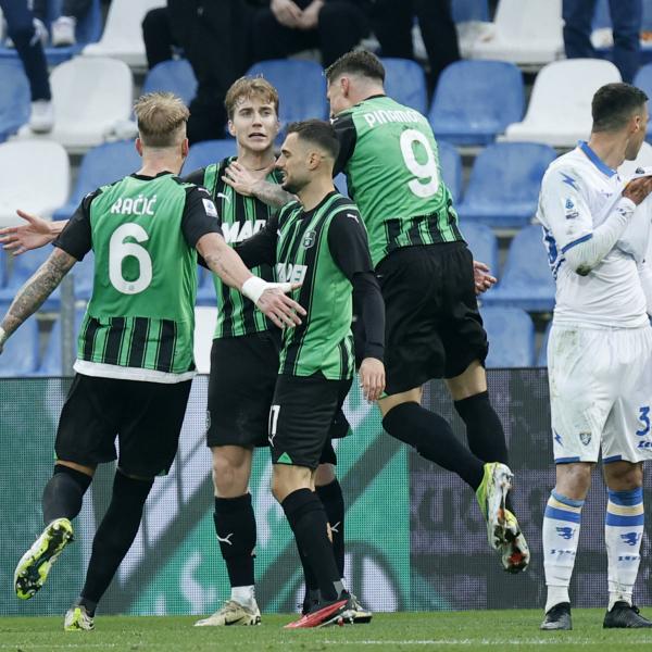 Sassuolo-Frosinone 1-0, i neroverdi tornano a vincere. Cagliari-Salernitana 4-2, Shomurodov scatenato. Cronaca e tabellino