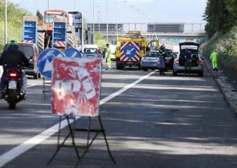 Roma, incidente in via di Boccea: moto finisce fuori strada, morto un 21enne