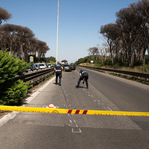 Roma, tragico incidente su via Cristoforo Colombo: scontro tra due moto e un’auto, morto 26enne