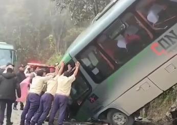 Perù, incidente autobus vicino a Machu Picchu: 31 feriti di cui 13 italiani. Cosa sappiamo | VIDEO