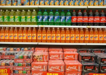 Sugar tax: cos’è, come funziona e quando entra in vigore in Italia nel 2024. Coca Cola, succhi di frutta: ecco le bevande colpite dall’imposta