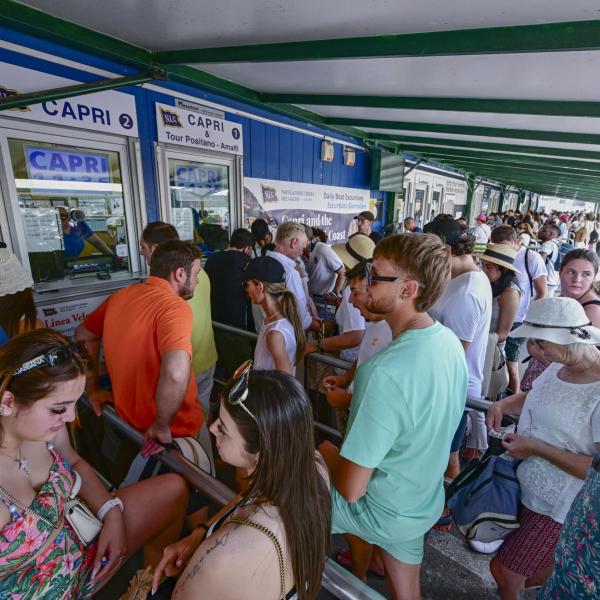 Capri rimane senza acqua oggi per un guasto, sindaco dell’isola blocca i turisti | VIDEO