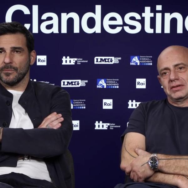 “Il Clandestino” fiction Rai, Edoardo Leo e Rolando Ravello: “La nostra Milano non è quella da bere dei Ferragnez, protagonista  è iconico” | VIDEO