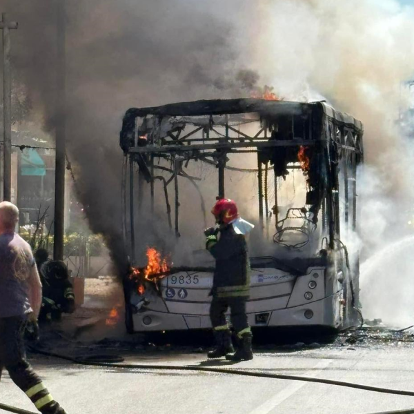 Roma, paura a Tor Sapienza: un bus prende fuoco, colonna di fumo visibile a chilometri di distanza| VIDEO