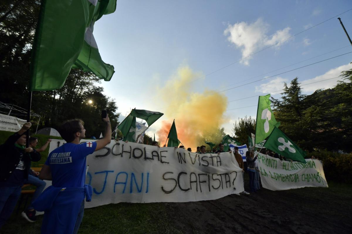 Le pugnalate del centrodestra: la chat e lo striscione che mettono Meloni, Salvini e Tajani uno contro l’altro