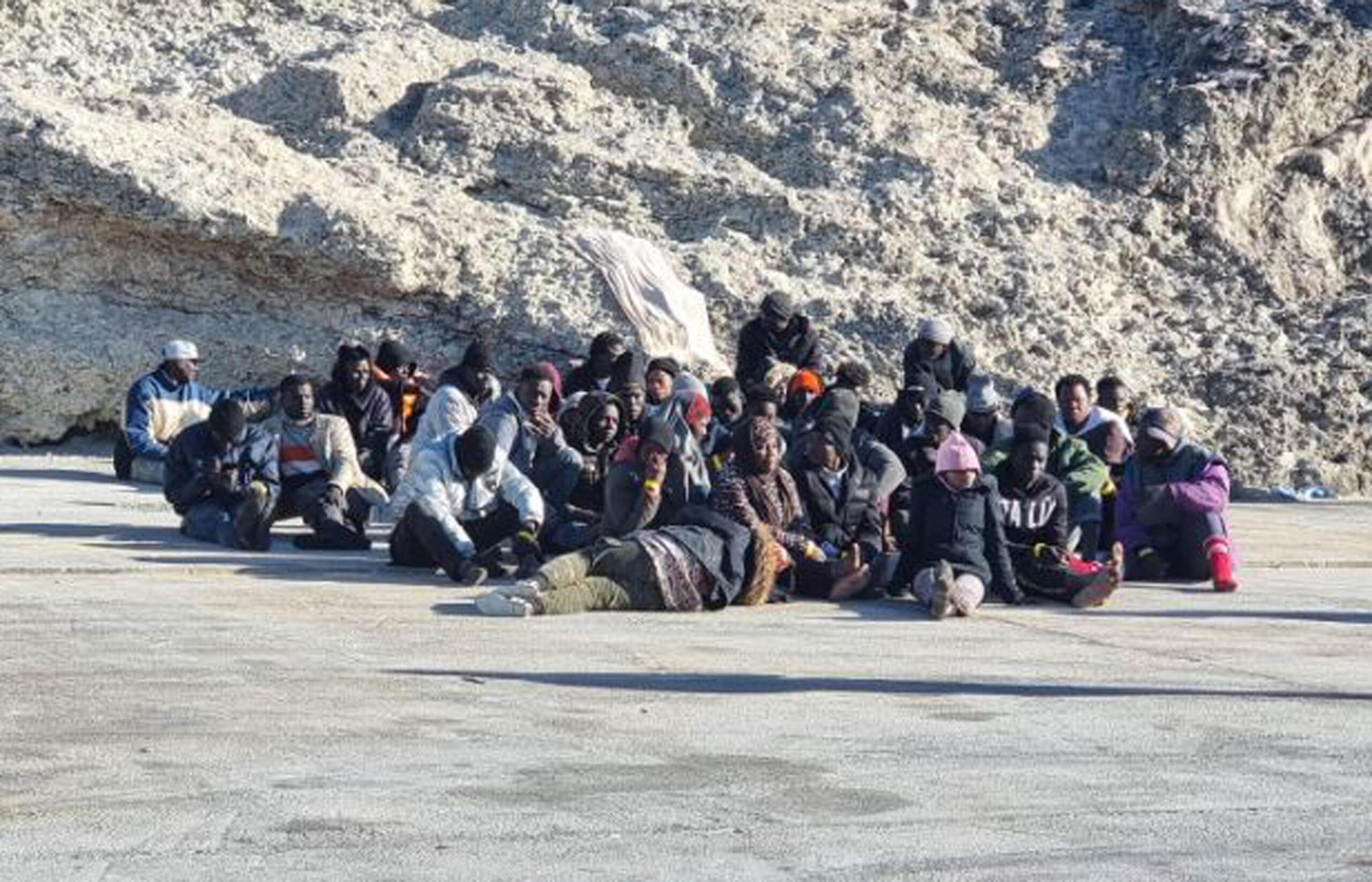 Novecento migranti lasciano Lampedusa con nave Diciotti e traghetti