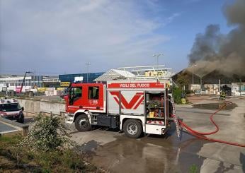 Cosenza, incendio in un capannone tra Rende e Montalto Uffugo