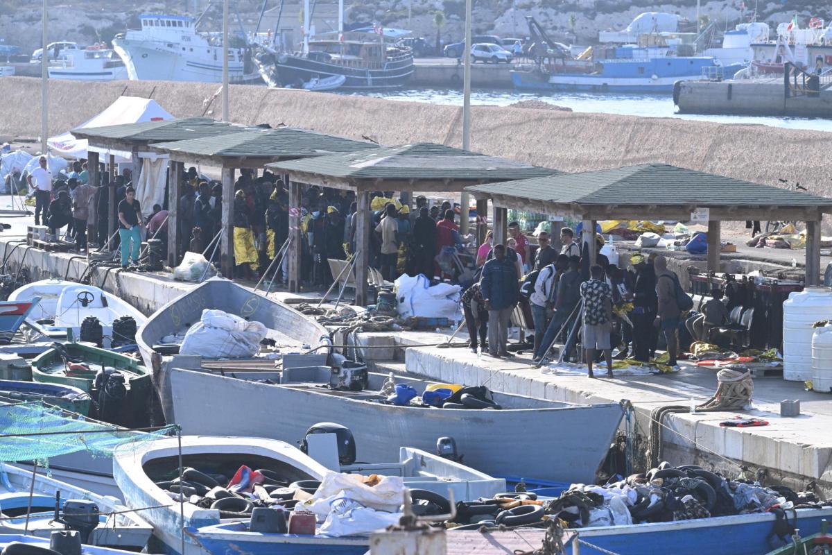 Neonato morto sbarca a Lampedusa. Meloni: “Pressione insostenibile,…