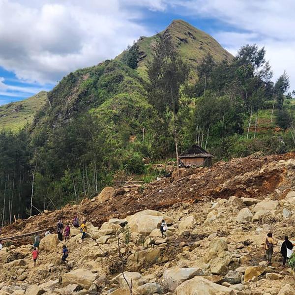 Papua Nuova Guinea, sale il bilancio delle vittime della frana di quattro giorni fa a Mulitaka: 2000 morti e più di 8000 evacuati | VIDEO