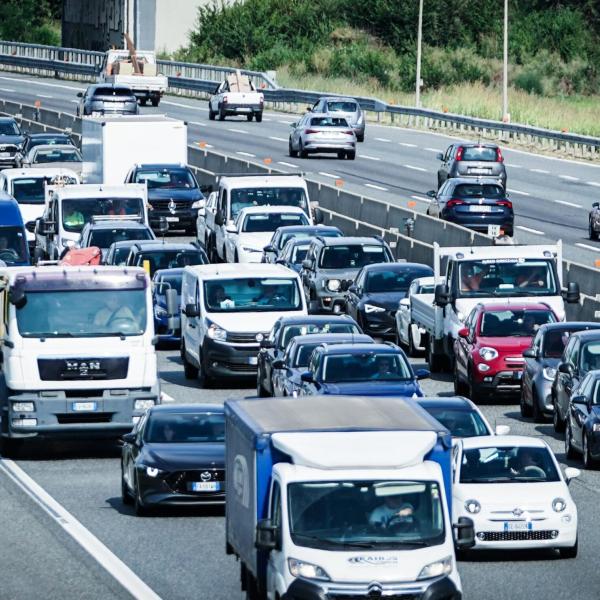 Brescia, incidente sulla tangenziale sud: 48enne perde il controllo del furgone e sbatte contro il guard rail, morto sul colpo