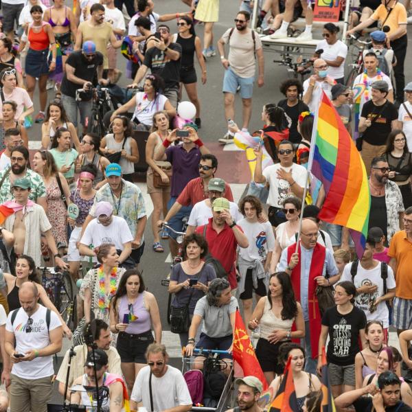 Milano Pride, 4 giornalisti denunciano molestie durante conferenza Pd. Il partito: “Solidarietà alle vittime. Autore estraneo a PD”