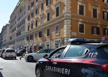 Roma, paura vicino alla stazione Termini: un uomo accoltellato, caccia all’aggressore