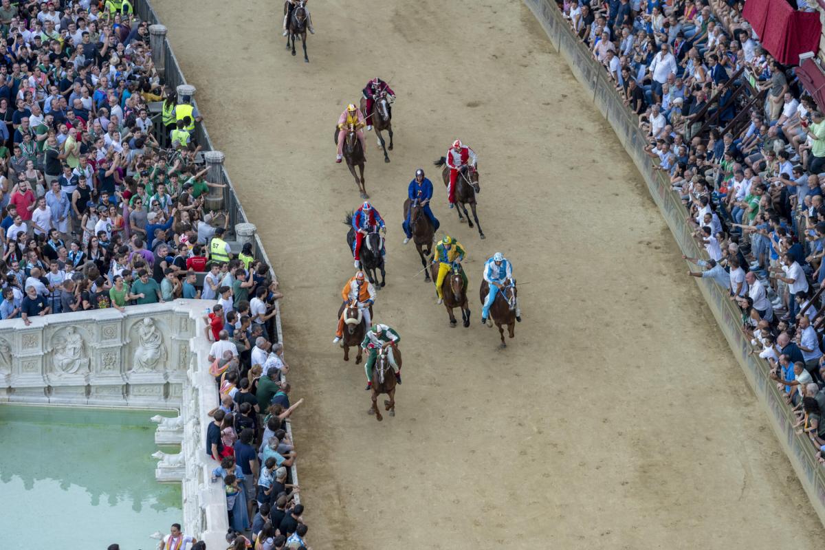 Palio di Siena 16 agosto 2024: dove vederlo in tv e in streaming, biglietti, programma e orari della storica competizione