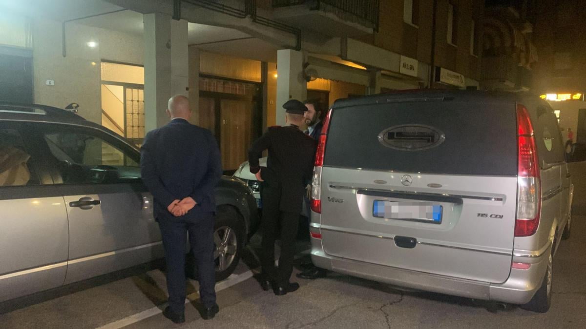 Modena, strangolata dal figlio a Spezzano di Fiorano, i dubbi sull’omicidio di Loretta Levrini: si teme per il suicidio di Lorenzo Carbone