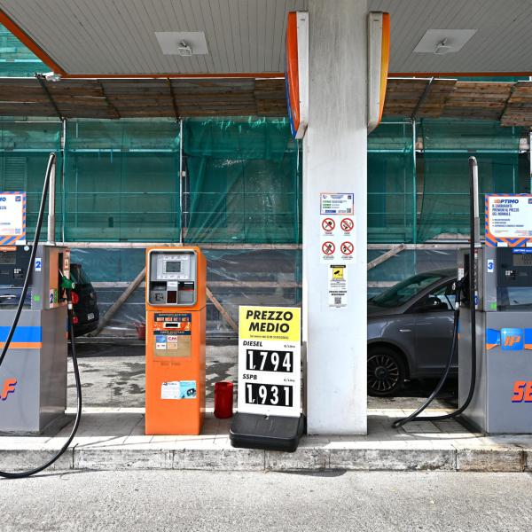 Mai nel 2024 il costo medio della benzina così basso: qual è il motivo e che vantaggi ci sono?