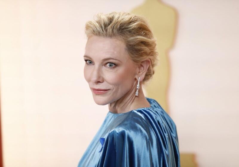 Cate Blanchett Oscar 2023, ecco perché indossava un nastro azzurro