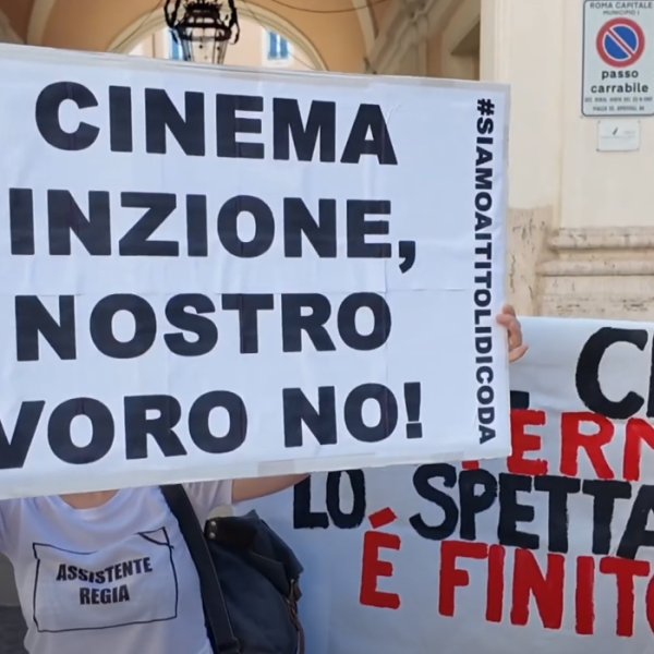 Manifestazione mondo del cinema 4 giugno 2024 a Roma, lavoratori scendono in piazza: “Cinecittà è un deserto. La disoccupazione è arrivata al 60%” | VIDEO