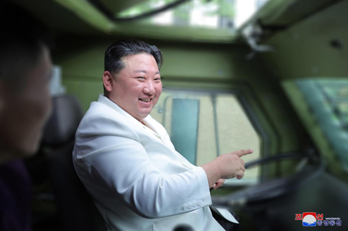 Corea del Nord, Kim Jong-un fa aumentare la produzione di missili e…