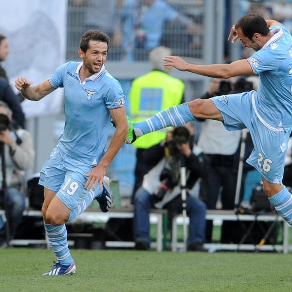 Decennale della vittoria della Coppa Italia, la Lazio svela la maglia celebrativa del 26 maggio. Sui social l’ironia dei tifosi della Roma |VIDEO