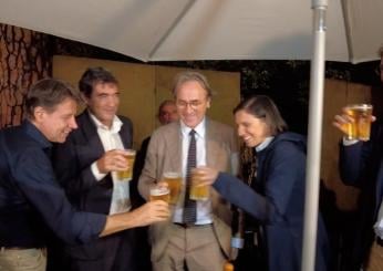 Patto della birra alla festa di Avs, a cosa hanno brindato i leader del centrosinistra con i convitati di pietra Renzi e Calenda? | VIDEO