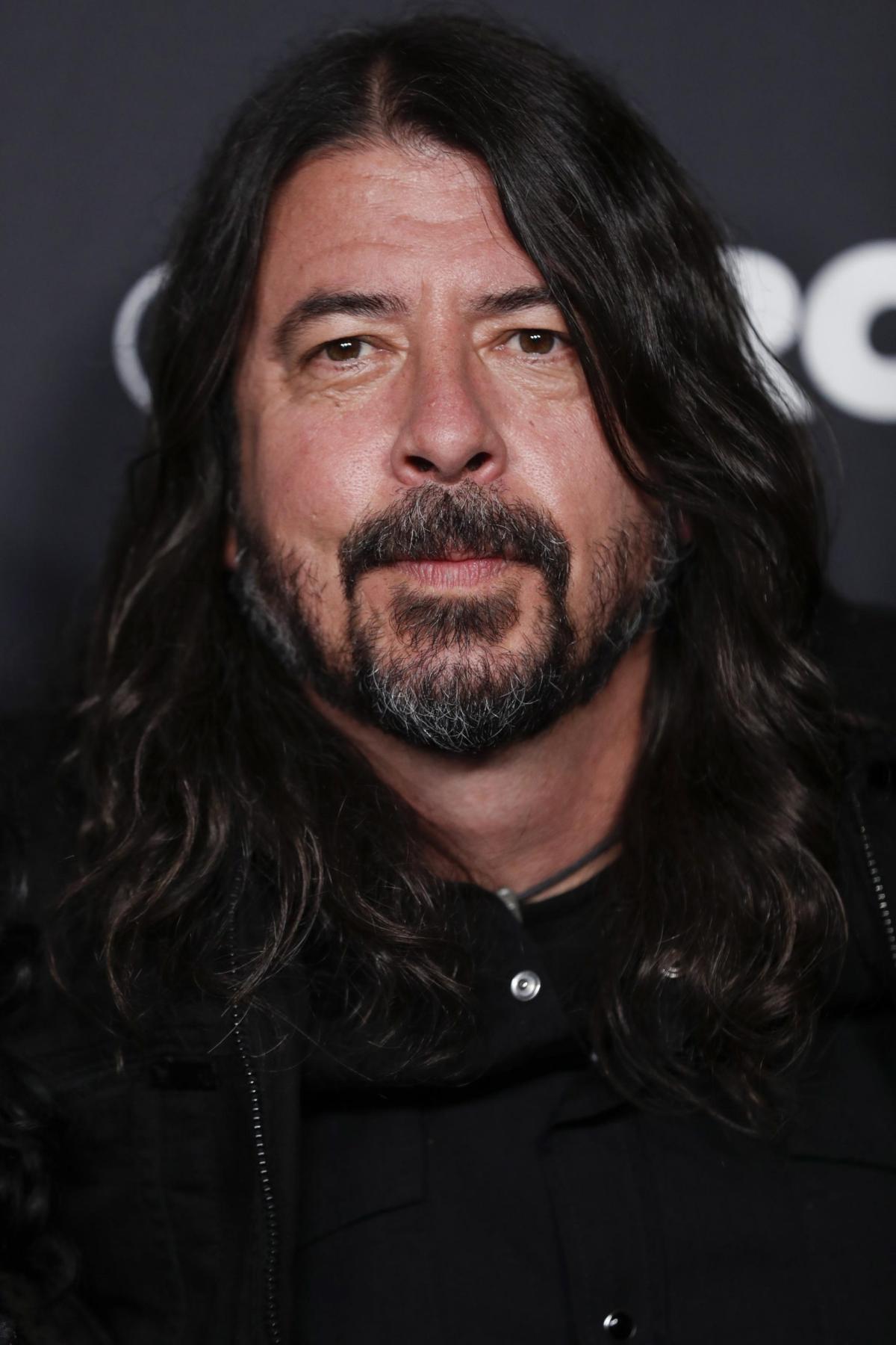 Dave Grohl dei Foo Fighters in lacrime per Taylor Hawkins