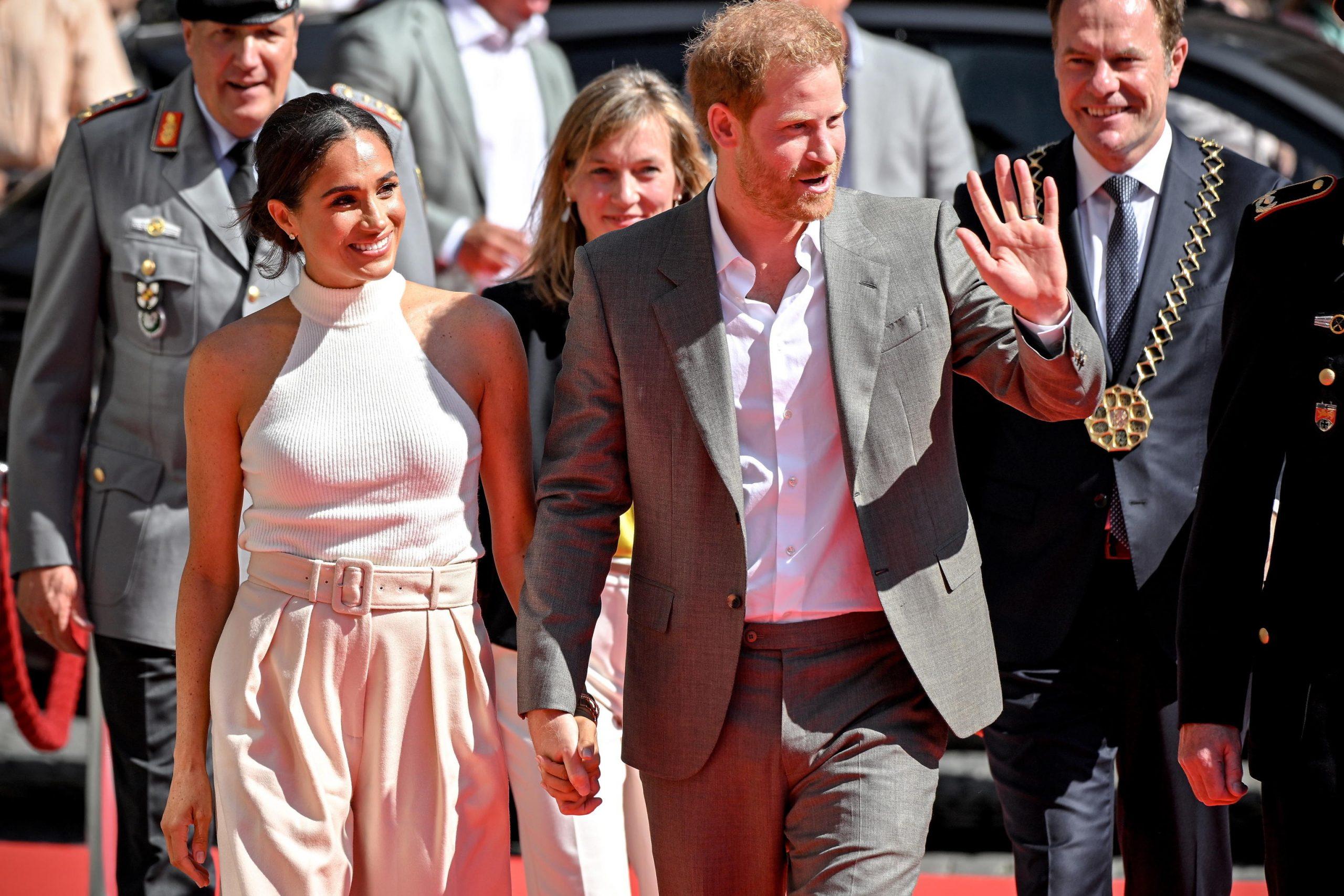 Re Carlo III tende la mano a Harry e Meghan: l’invito all’incoronazione dopo le accuse su Netflix