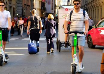 Codice della strada, novità in arrivo, Bignami afferma: “Casco per chi utilizza i monopattini”