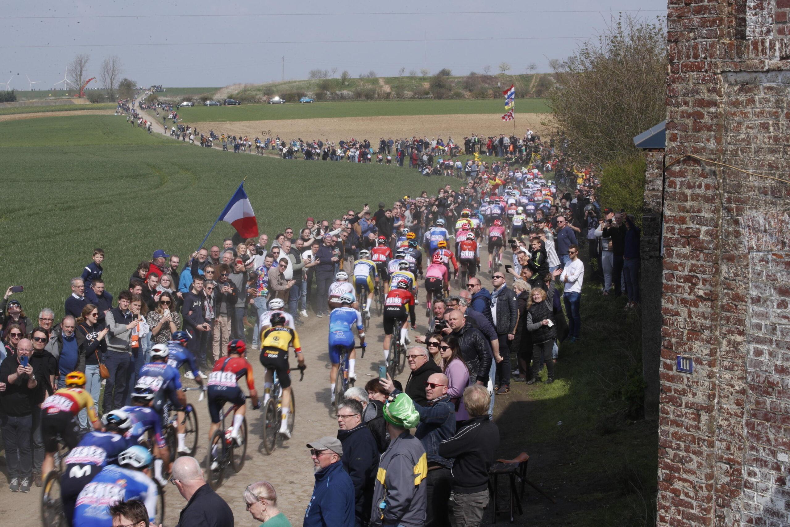 Ciclismo, Van der Poel onnipotente: sua la Parigi-Roubaix