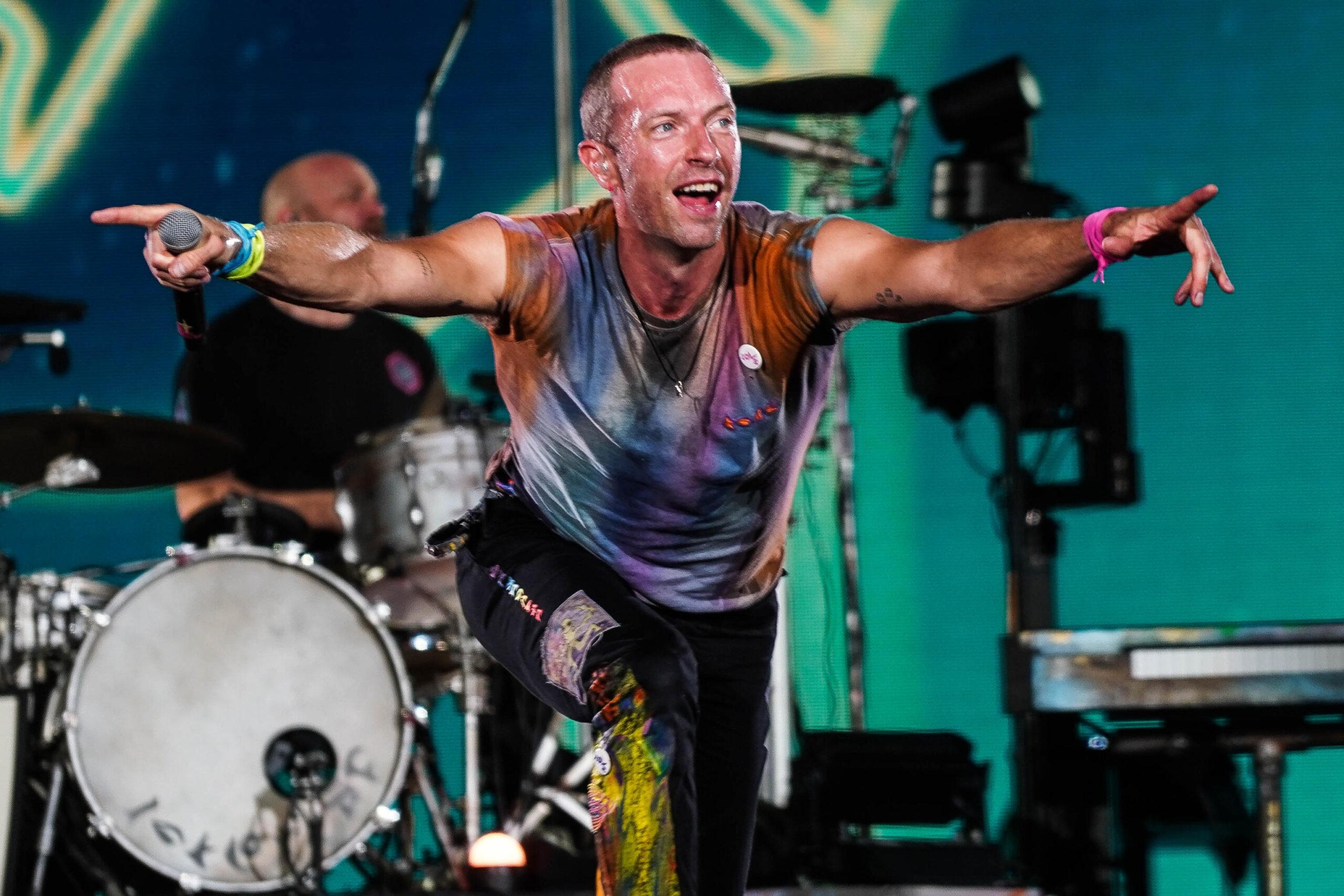 I Coldplay al concerto al San Siro omaggiano Milano: Chris ha cantato in italiano “O mia bela Madunina” |VIDEO