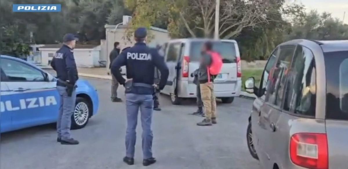 Droga, “imprenditori in proprio” dello spaccio: 17 arresti nel Fogg…