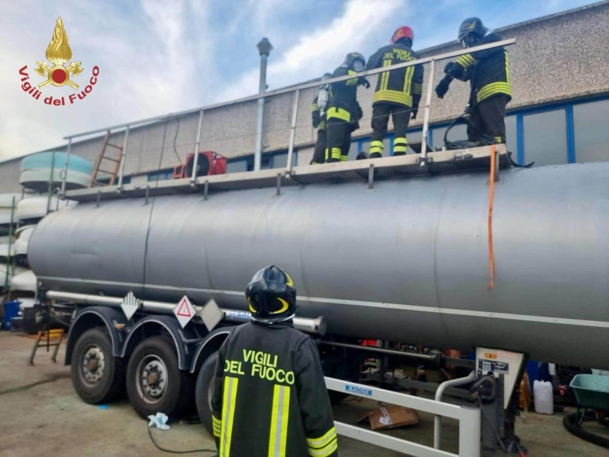 Padova, incidente sul lavoro oggi 3 giugno 2024: operai salvati dopo essere rimasti bloccati in una cisterna di bitume